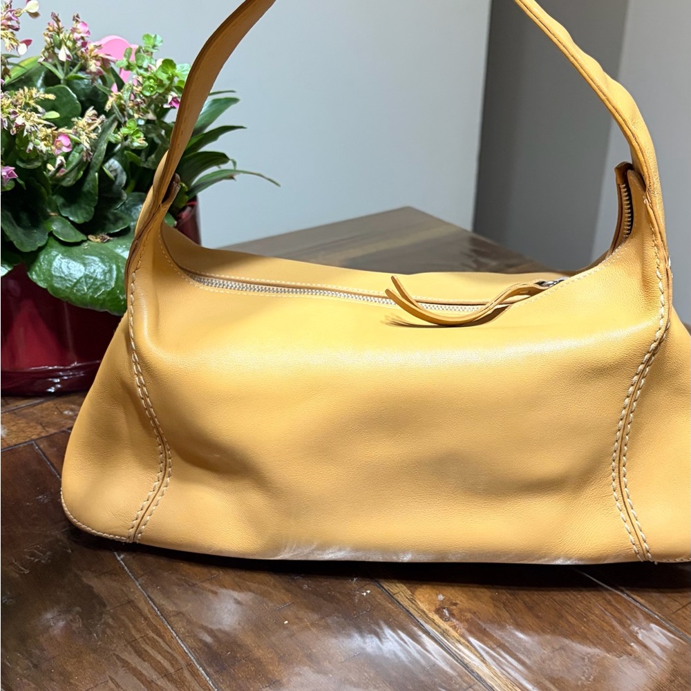 TOD’S Cream Leather Shoulder Bag